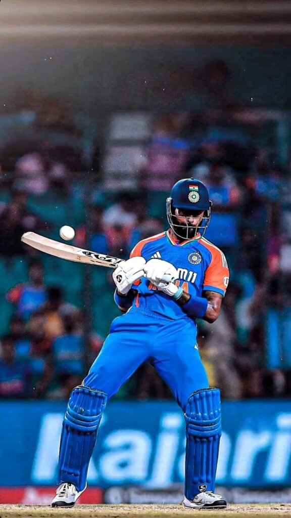 भारतीय क्रिकेटर हार्दिक पांड्या बल्लेबाज़ी करते हुए बल्ले से गेंद को पीछे की ओर खेलते हुए