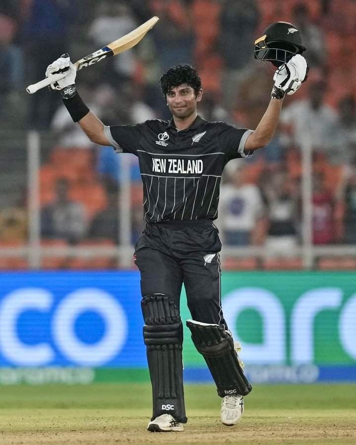 न्यूजीलैंड के क्रिकेटर रचिन रविंद्र मैच के दौरान बल्ला उठाकर जश्न मनाते हुए